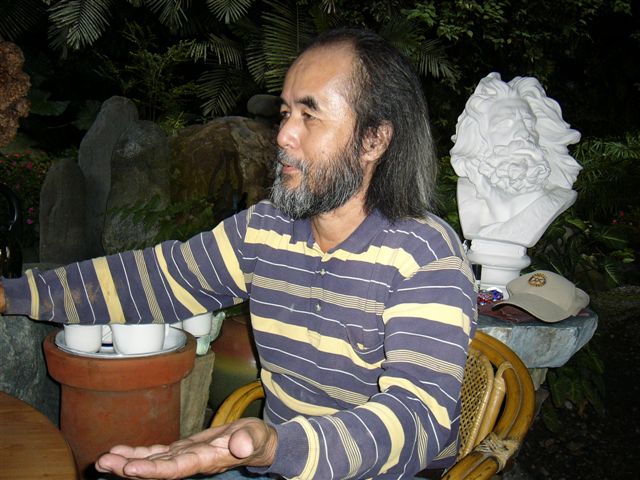 笠園主人廖先生這模樣,像極了在他身後宙斯天神,狂驁不羈.