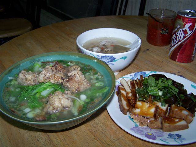 左邊那個排骨酥麵啊,排骨鹹閑香香,麵條尚可,湯頭則跟古早味的鹹湯圓一樣,加了油蔥酥和芹菜末.右邊是讓人掉口水的滷味.