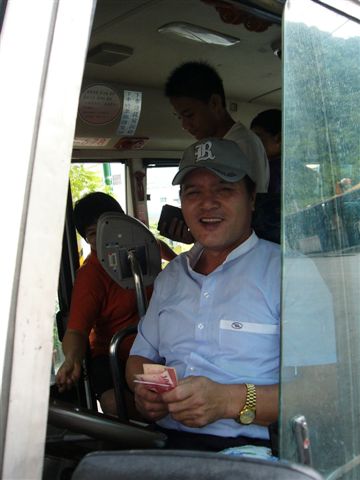 中巴司機羅大哥和乘客互動良好,正笑嘻嘻的收車資呢!