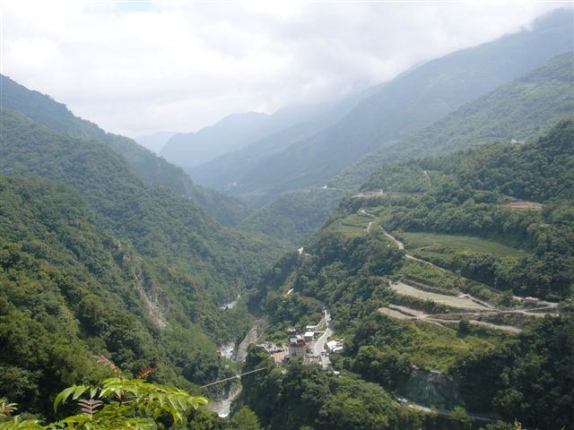 遠眺天龍吊橋和附近的河階地形