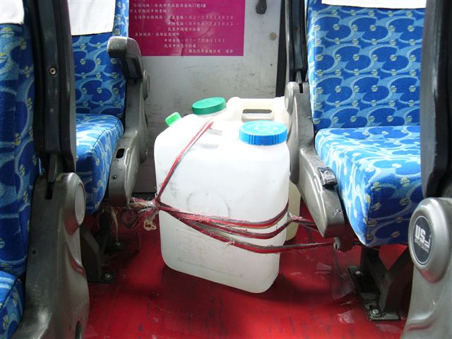 載滿兩桶山泉水,回家泡茶去喔!