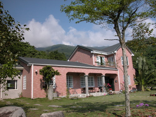 位於玉里鎮外中央山脈小山坡上的智嵐雅居